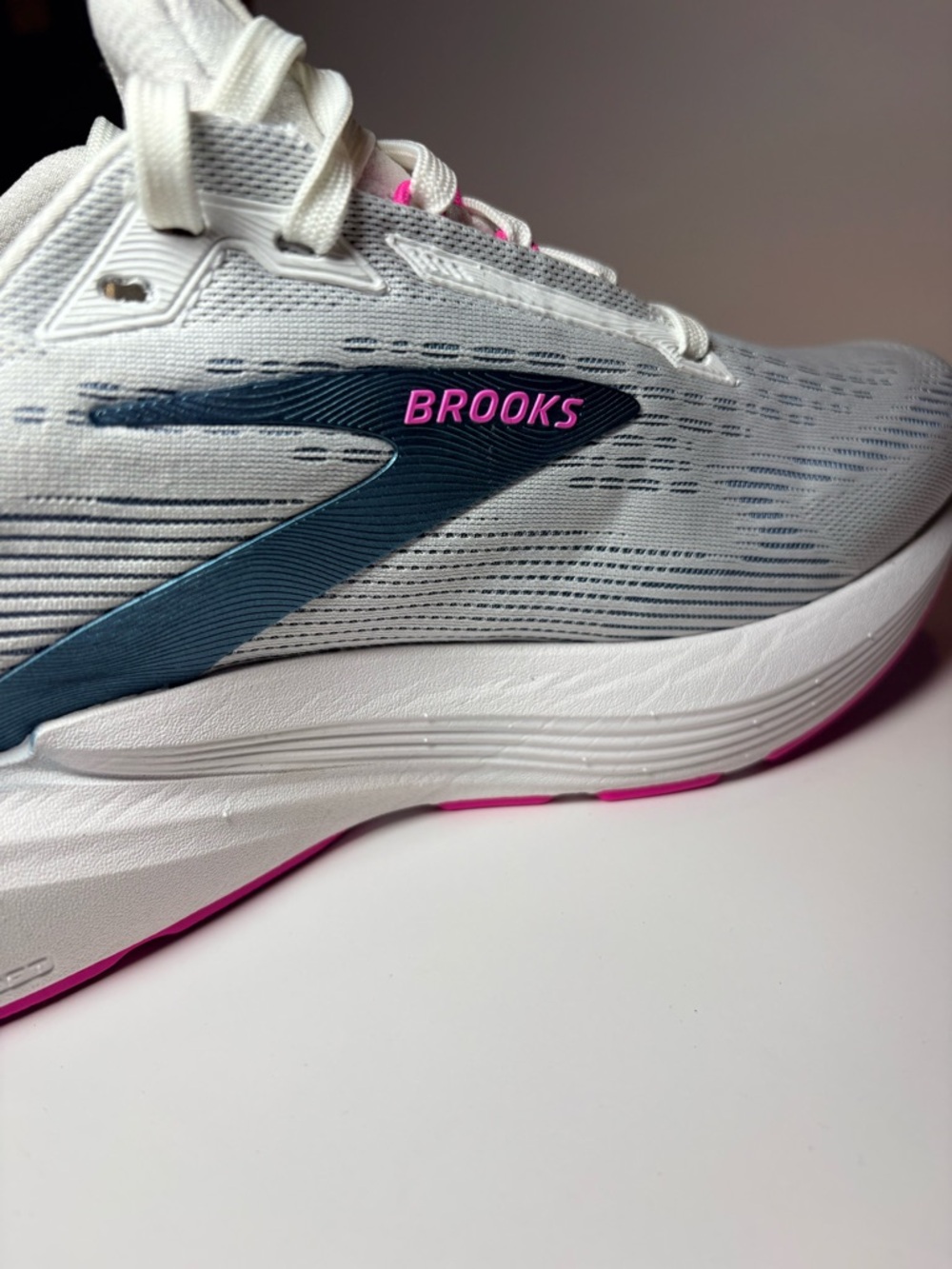 New Brooks Revel 8 Women’s size 8.5 White & Blue Running Shoe with Pink Accents - Picture 10 of 14